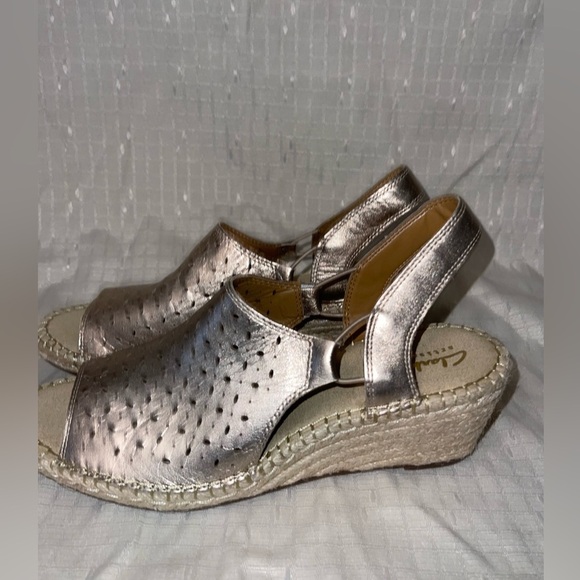 NWT Clarks Women’s Petrina Gail Metallic Gold Espadrille Sandals - Picture 2 of 10